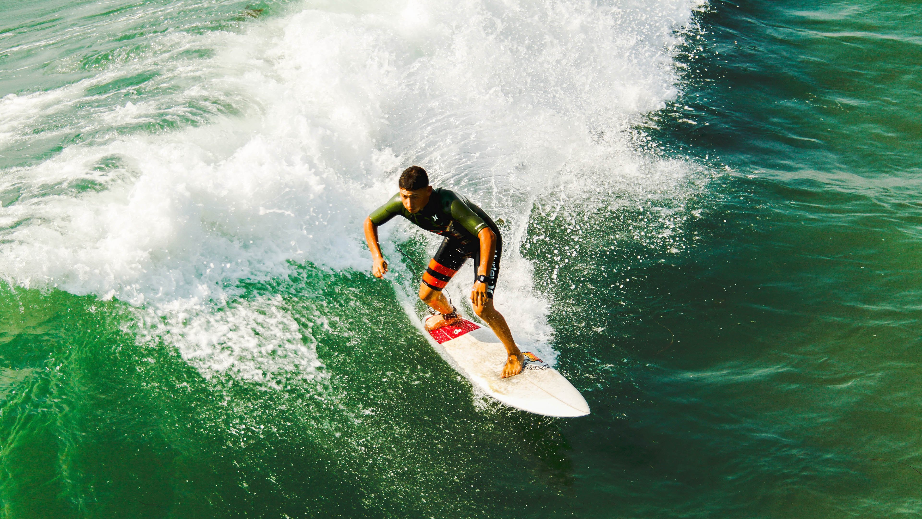 “钢铁男孩：少年足球运动员崭露头角”，刚铁男孩